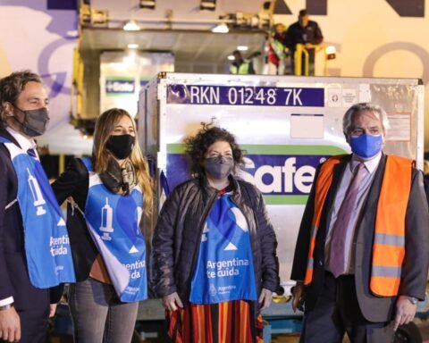 El Presidente Alberto Fernandez junto a Santiago Cafiero, Carla Vizzoti y la asesora presidencial Cecilia Nicolini.